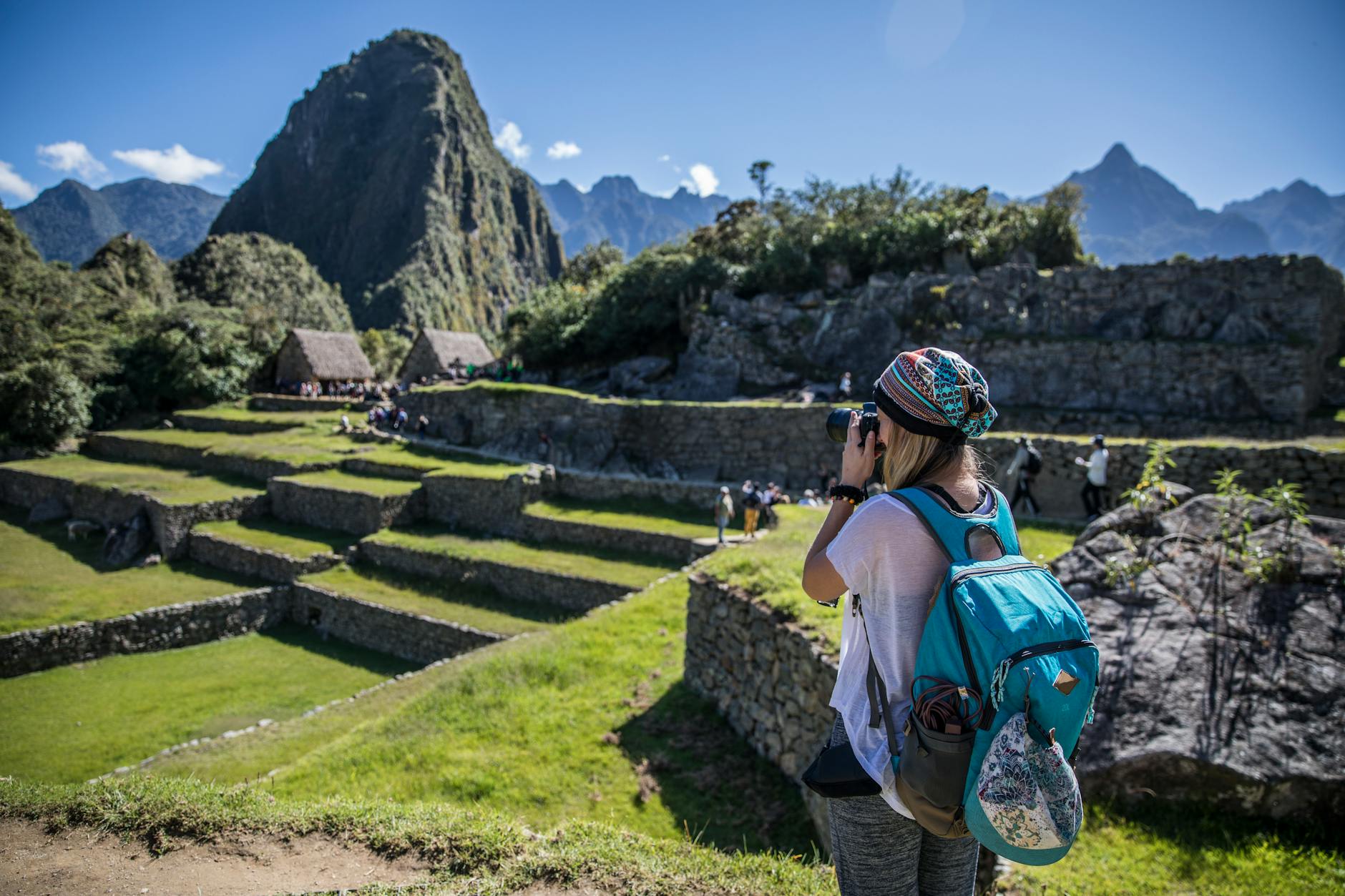 Podróżnik fotografuje Machu Picchu w słoneczny dzień w Peru