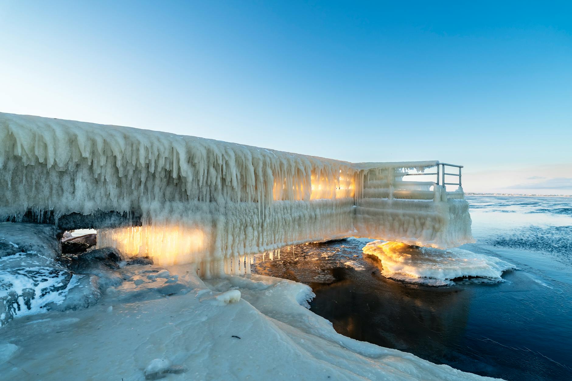 Zamarznięte molo o wschodzie słońca nad Morzem Bałtyckim