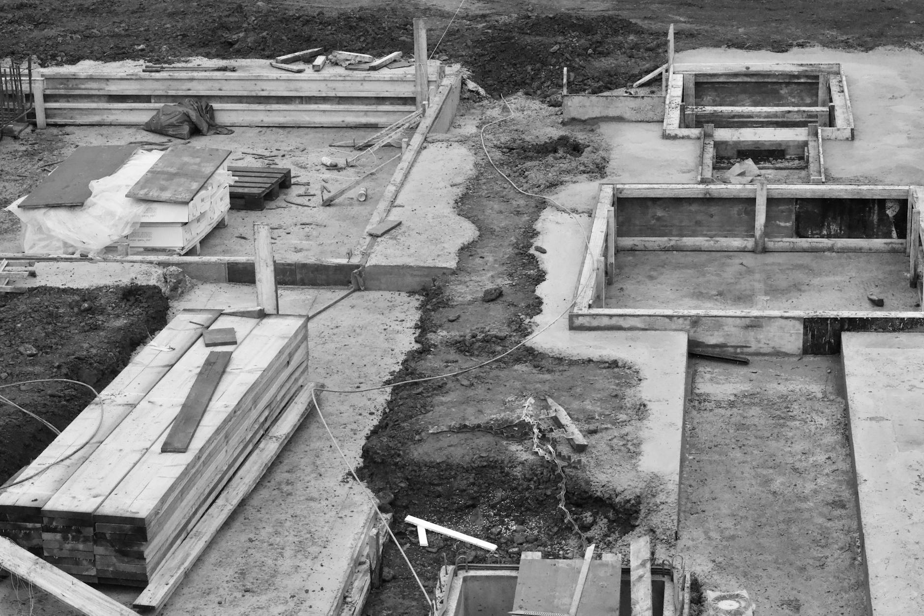 Lotniczy widok betonowych fundamentów punktowych na placu budowy