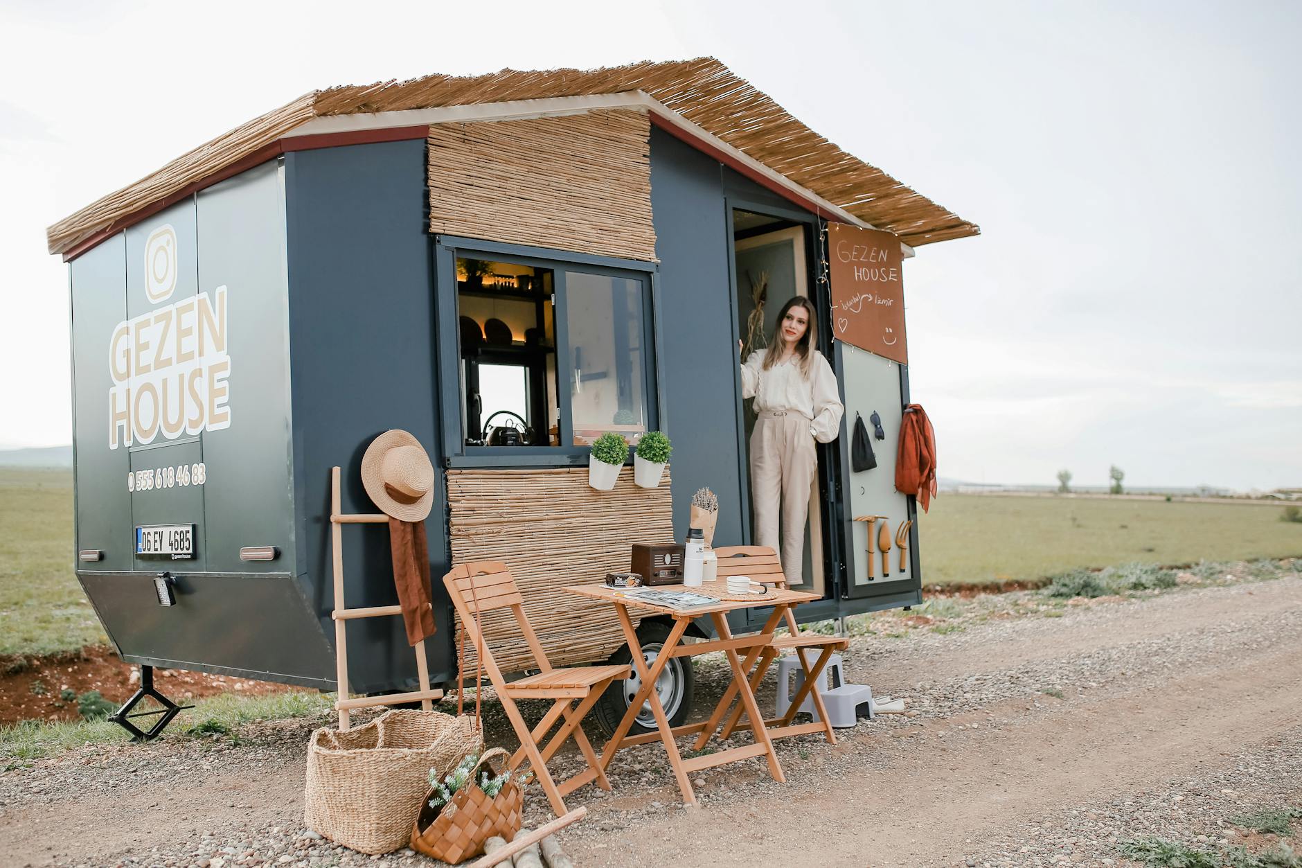 Mobilny domek typu tiny house w stylu boho na kempingu