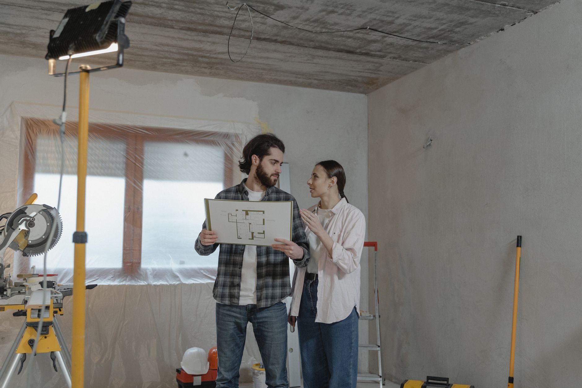 Projekty budowlane, poziomica i kask przy planowaniu domu
