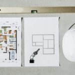 Projekty budowlane, poziomica i kask przy planowaniu domu