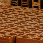 Zbliżenie betonowych bloczków o różnym wzorze na placu budowy