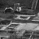 Koparka na budowie wykonuje fundament pod przyszły taras