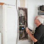 Elektryk sprawdza domową rozdzielnicę, dbając o bezpieczeństwo instalacji