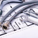 Narzędzia hydrauliczne i bateria na planie instalacji wodnej
