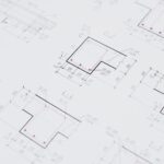 Zbliżenie na szczegółowe plany architektoniczne na papierze