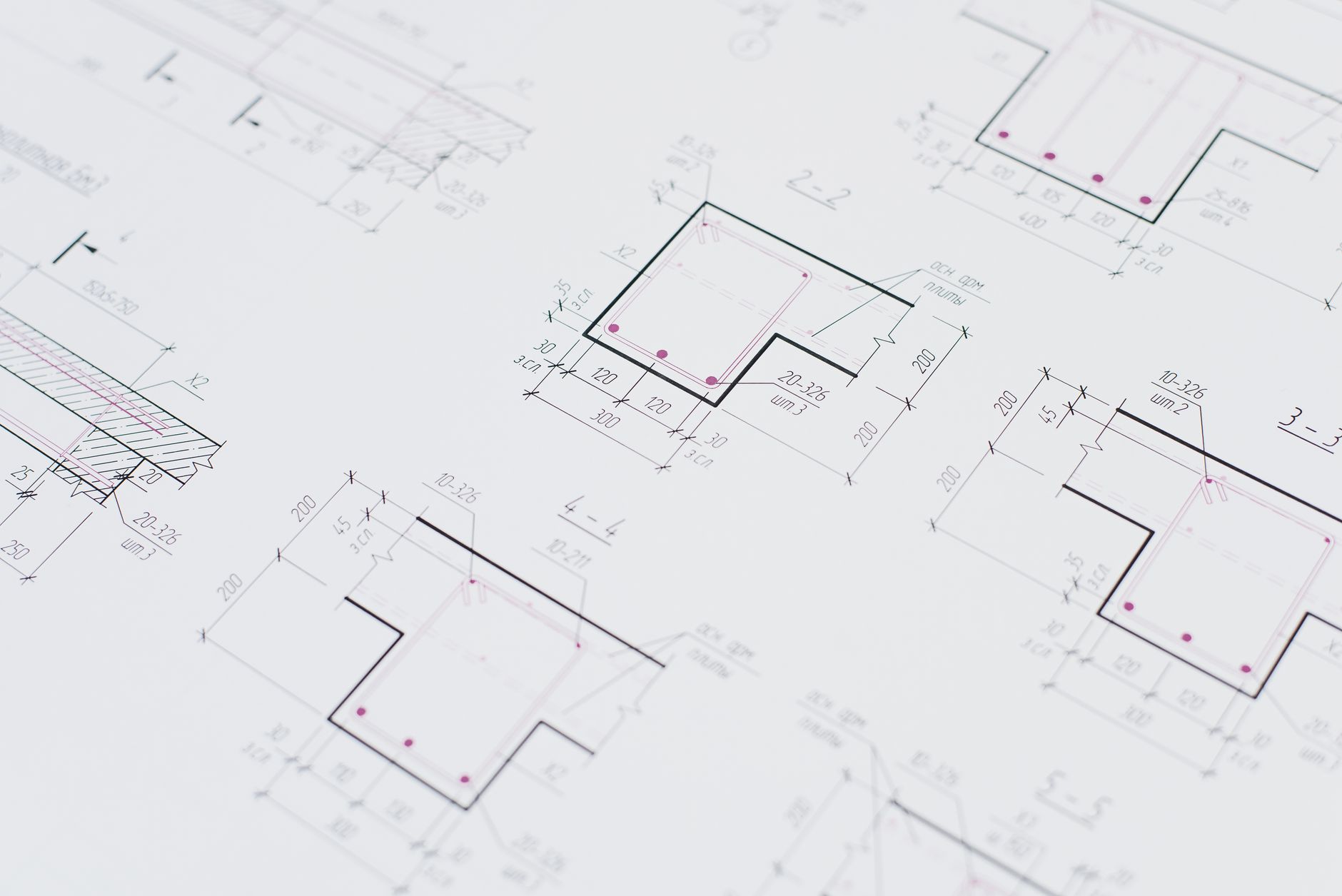 Zbliżenie na szczegółowe plany architektoniczne na papierze