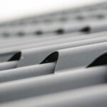 Zbliżenie na szare metalowe arkusze pokrycia dachowego